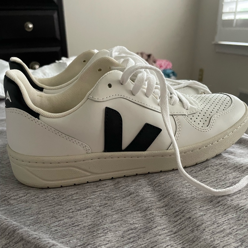 New without box Veja sneakers size 39